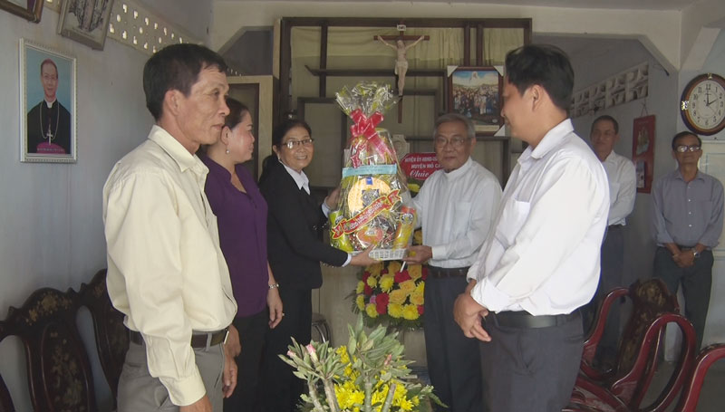 Lãnh đạo huyện tặng hoa và quà chúc mừng Giáng sinh linh mục Nguyễn Thanh Liêm.