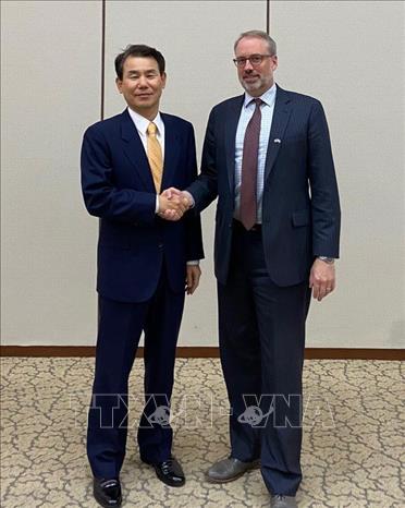 Hàn Quốc, Mỹ bắt đầu vòng đàm phán mới về chia sẻ chi phí quân sự Trưởng đoàn Hàn Quốc Jeong Eun-bo và trưởng đoàn đàm phán Mỹ James DeHart tại vòng đàm phán thứ 3 về vấn đề chia sẻ chi phí quân sự ở Seoul ngày 18-11-2019. Ảnh: Yonhap/TTXVN