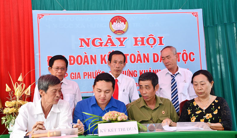 Thi đua thực hiện thắng lợi nhiệm vụ phát triển kinh tế - xã hội Ký kết giao ước thi đua tại ấp Gia Phước, xã Hưng Khánh Trung A, Mỏ Cày Bắc. Ảnh: H.Hiệp