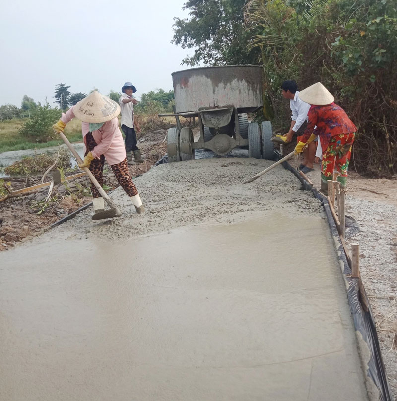 Thi công đường Giồng Ngánh, Ấp Tân Long, xã Thạnh Phước.