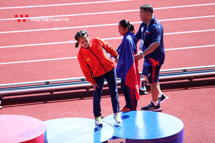 VĐV Phạm Thị Hồng Lệ phải nhờ tới HLV dìu lên bục nhận huy chương đã gây ấn tượng mạnh với NHM. Ảnh: Tuấn Đạt