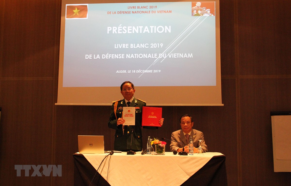 Đại tá Dương Đức Thuận, Tùy viên Quân sự Việt Nam tại Algeria giới thiệu Sách trắng Quốc phòng Việt Nam 2019. (Ảnh: Tấn Đạt/TTXVN)