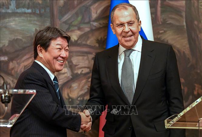 Ngoại trưởng Nhật Bản Toshimitsu Motegi (trái) và người đồng cấp Nga Sergey Lavrov (phải) tại cuộc họp báo ở Moskva ngày 19-12-2019. Ảnh: AFP/TTXVN