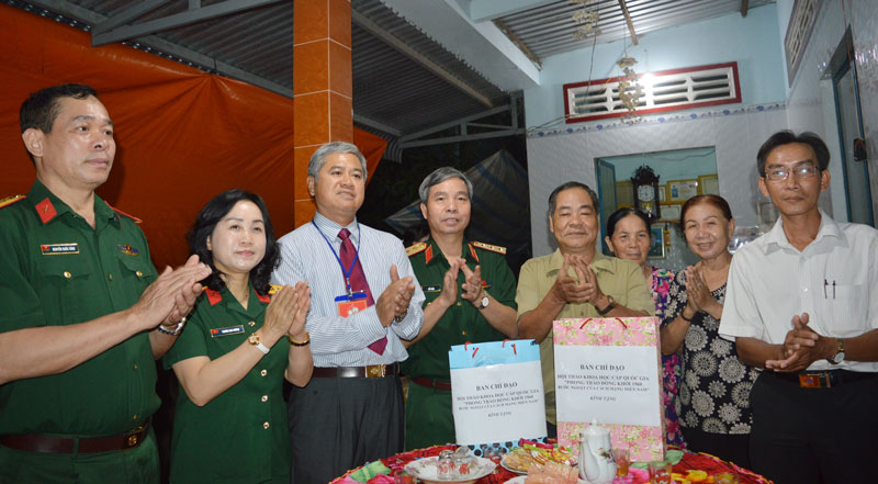 Lãnh đạo trung ương và UBND tỉnh thăm hỏi gia đình chính sách tại ấp 7, xã Mỹ Thạnh.