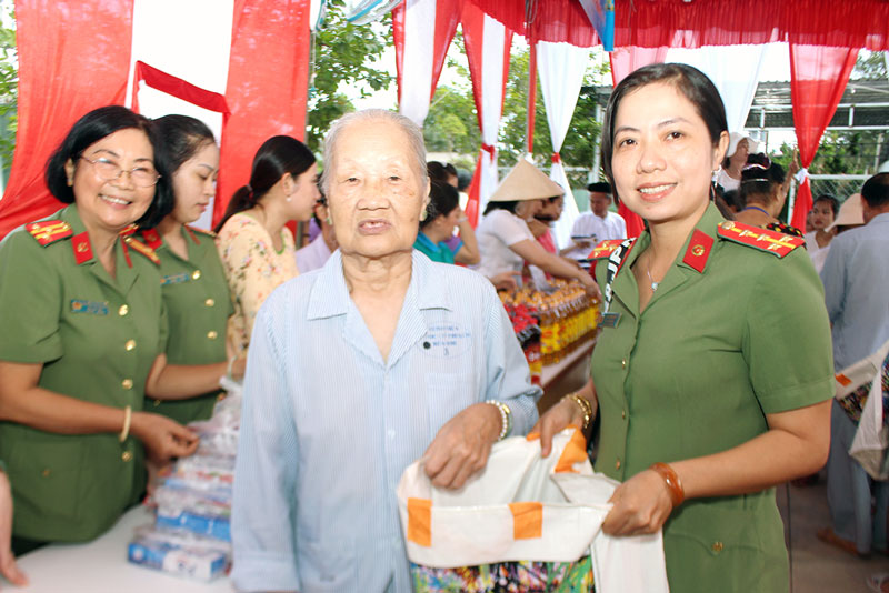 Cán bộ, hội viên Hội Phụ nữ Công an tỉnh phát quà từ thiện cho người nghèo, hoàn cảnh khó khăn. Ảnh: H. Đức