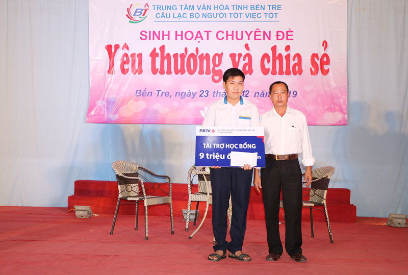 Anh Lê Văn Năng (bìa phải) mang đến 1 triệu đồng tặng cho Nguyễn Trần Khánh Linh.