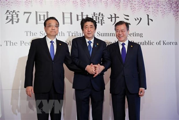 Tổng thống Hàn Quốc đề xuất thành lập cộng đồng kinh tế Đông Bắc Á Thủ tướng Trung Quốc Lý Khắc Cường, Thủ tướng Nhật Bản Shinzo Abe và Tổng thống Hàn Quốc Moon Jae-in tại hội nghị thượng đỉnh ba bên ở Tokyo, Nhật Bản, ngày 9-5-2018. (Nguồn: AFP/TTXVN)