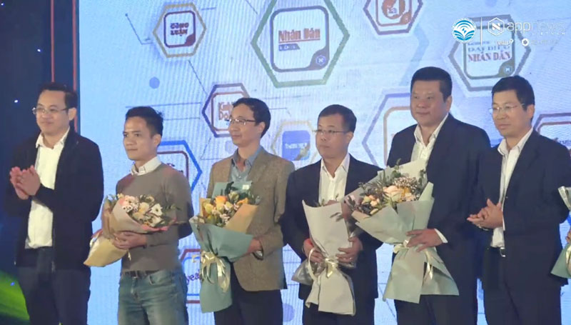 Đại diện các cơ quan báo chí tham gia hệ thống Appnews Việt Nam nhận hoa từ Ban tổ chức.