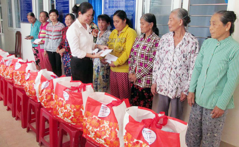 Đại diện lãnh đạo Điện lực TP. Bến Tre trao quà cho bà con hộ nghèo, gia đình chính sách thành phố.