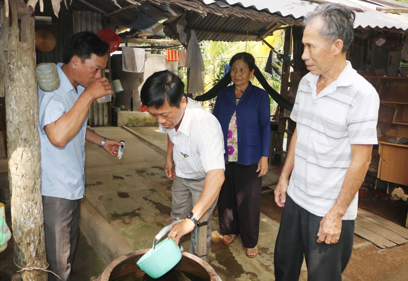 Kiểm tra độ mặn nước Nhà máy nước An Định (Mỏ Cày Nam) cấp tại hộ dân. Ảnh: Phan Hân