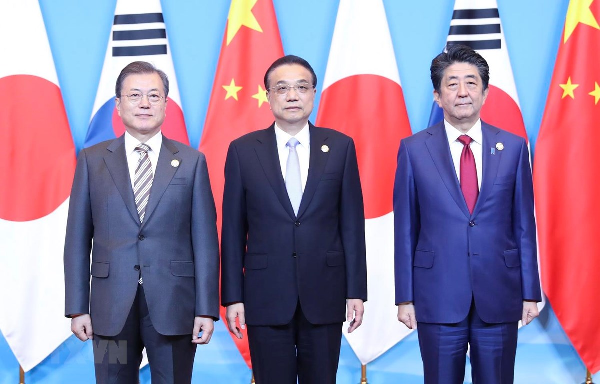 Tổng thống Hàn Quốc Moon Jae-in, Thủ tướng Trung Quốc Lý Khắc Cường và Thủ tướng Nhật Bản Shinzo Abe tại cuộc gặp ở Thành Đô, Trung Quốc ngày 24-12 vừa qua. (Ảnh: THX/TTXVN)