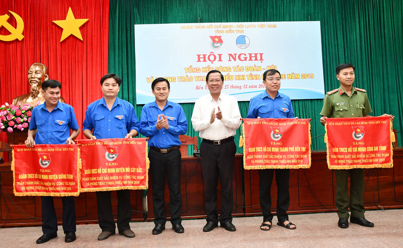 Bí thư Tỉnh ủy Phan Văn Mãi trao Cờ thi đua cho các đơn vị.