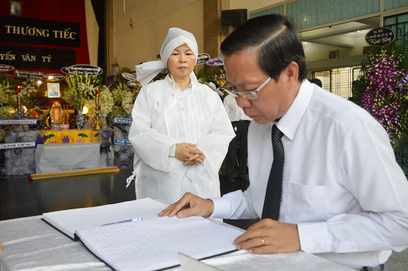 Bí thư Tỉnh ủy Phan Văn Mãi ghi vào sổ tang bày tỏ lòng tri ân và tiếc thương nhạc sĩ Nguyễn Văn Tý.