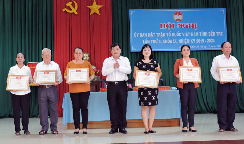 Các tổ chức, cá nhân nhận bằng khen của Ủy ban MTTQ Việt Nam tỉnh thành tích hoàn thành xuất sắc nhiệm vụ công tác Mặt trận năm 2019.