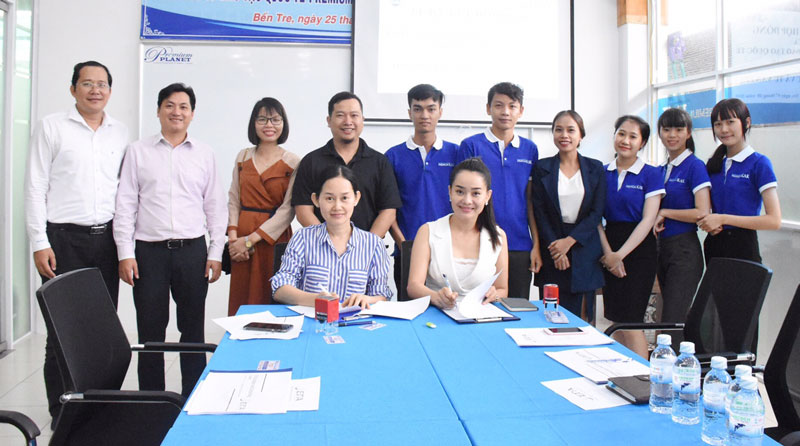 Nâng cao năng lực đào tạo ngoại ngữ Công ty cổ phần đào tạo quốc tế Premium kak ký kết hợp tác về tư vấn du học. Ảnh: Cẩm Trúc