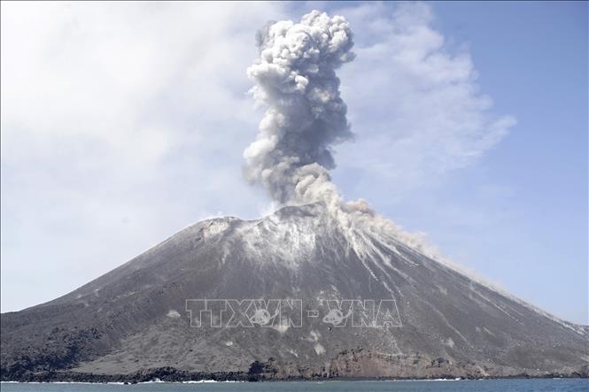 Cột khói bốc lên từ miệng núi lửa Anak Krakatau, nhìn từ đảo Rakata ở Nam Lampung, Indonesia, ngày 18-7-2018. Ảnh: AFP/TTXVN