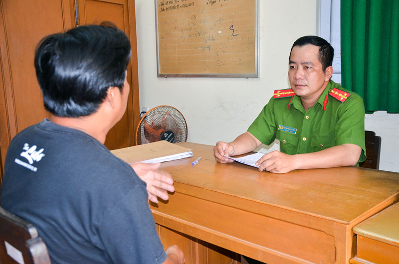 Đại úy Nguyễn Ngọc Thơ đang làm việc với đối tượng tham gia tệ nạn xã hội.