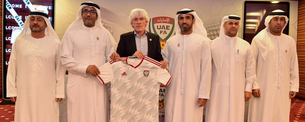 Buổi lễ ký kết hợp đồng giữa HLV Ivan Jovanovic và LĐBĐ UAE