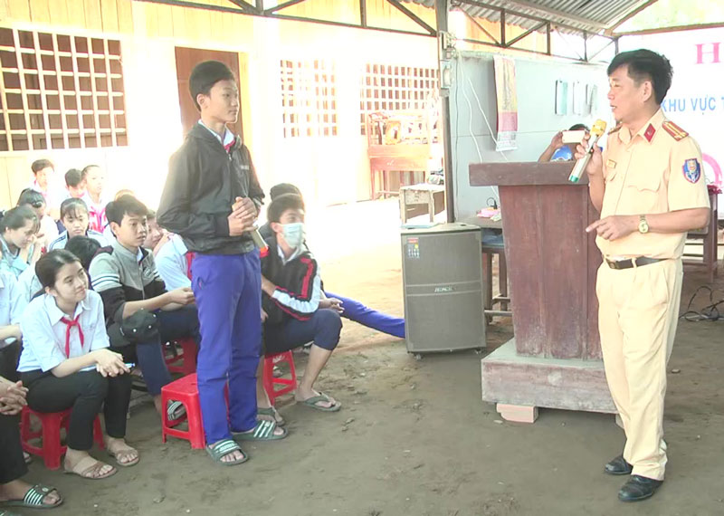 Tuyên truyền Luật giao thông trong học đường tại Giồng Trôm Trung tá Đỗ Ngọc Toàn Em  truyền đạt những kiến thức cơ bản về luật ATGT đường bộ.