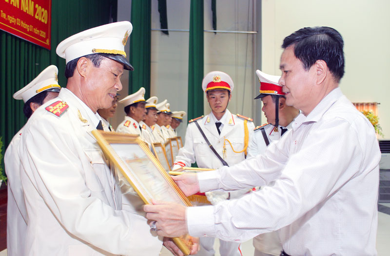 Phó chủ tịch UBND tỉnh Nguyễn Hữu Lập trao quyết định tặng thưởng Huy chương Vì an ninh Tổ quốc của Chủ tịch nước cho cán bộ Công an tỉnh.