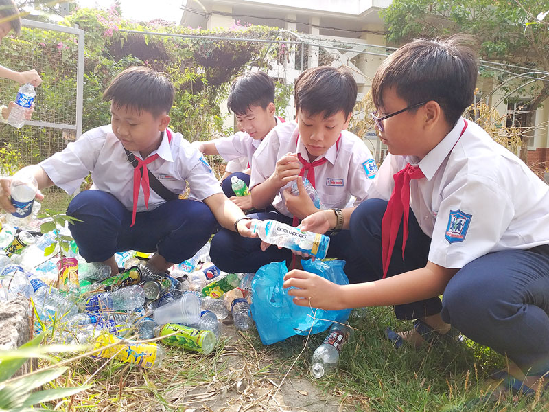 Học sinh Trường Phổ thông Hermann Gmeiner (TP. Bến Tre) thu gom nắp chai nhựa để hô trợ hoạt động Sân chơi tái chế.