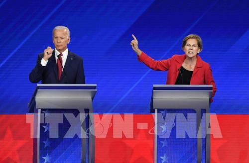 Bầu cử Mỹ 2020: Ứng cử viên E.Warren công bố kết quả gây quỹ tranh cử Cựu Phó Tổng thống Mỹ Joe Biden (trái) và thượng nghị sĩ bang Massachusetts Elizabeth Warren (phải) tại buổi tranh luận trực tiếp trên truyền hình lần thứ 3 ở Houston, bang Texas ngày 12/9/2019. Ảnh: AFP/TTXVN