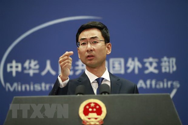 Người phát ngôn Bộ Ngoại giao Trung Quốc Cảnh Sảng trong cuộc họp báo tại Bắc Kinh. (Nguồn: EPA/TTXVN)