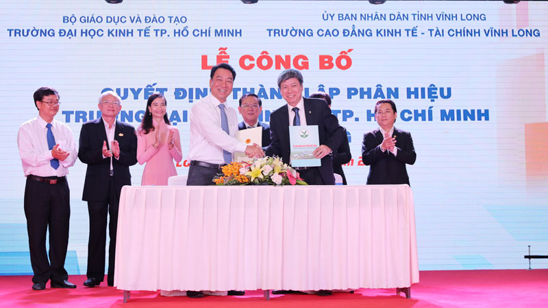 Trao quyết định thành lập Phân hiệu Trường Đại học Kinh tế TP. Hồ Chí Minh tại tỉnh Vĩnh Long 
