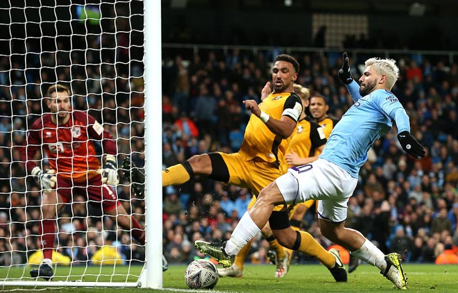 Aguero đem về bàn thắng ở phút 42 cho Man City. Ảnh: Reuters