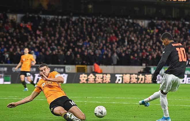Rashford vào sân chưa đầy nửa phút đã có pha đưa bóng chạm xà ngang.