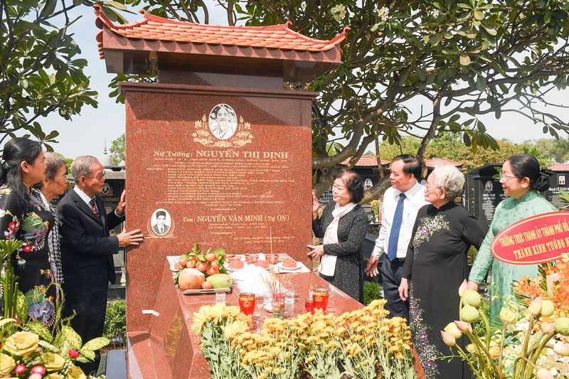 Tấm lòng của người dân đối với nữ tướng Nguyễn Thị Định Các đồng chí lãnh đạo, nguyên lãnh đạo trong ngày khánh thành.