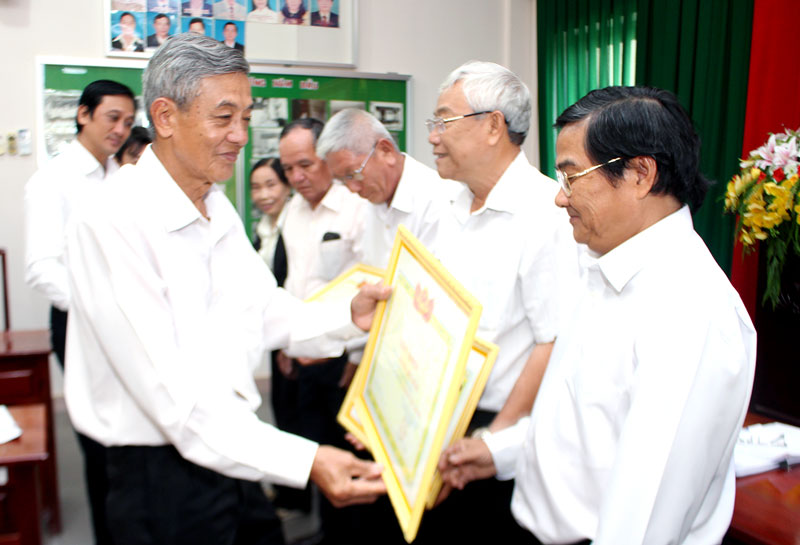 Chủ nhiệm Đoàn Luật sư tỉnh Võ Tấn Thành trao giấy khen cho các luật sư có nhiều đóng góp. 