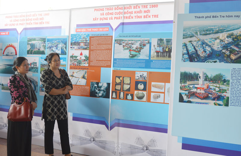 Triển lãm về phong trào Đồng khởi Bến Tre 1960 tại Địa đạo Củ Chi Lãnh đạo, cán bộ Sở Văn hóa, Thể thao và Du lịch kiểm tra các hình ảnh và các khâu chuẩn bị cho ngày khai mạc.