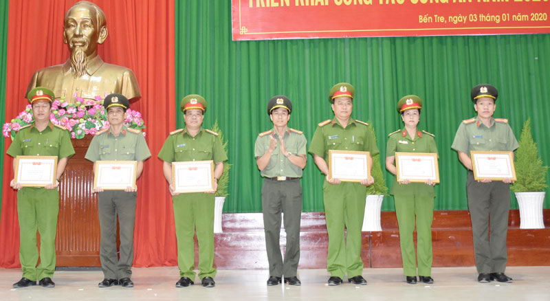 Đại tá Võ Hùng Minh - Giám đốc Công an tỉnh trao danh hiệu “Đơn vị quyết thắng” cho các tập thể.