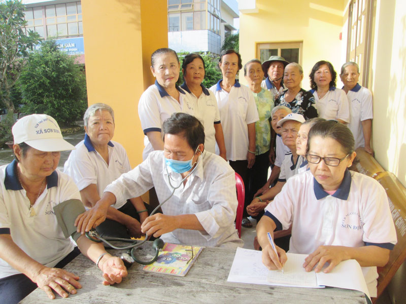 Mô hình câu lạc bộ liên thế hệ tự giúp nhau Các tình nguyện viên Câu lạc bộ Liên thế hệ tự giúp nhau Sơn Định tư vấn sức khỏe cho hội viên.