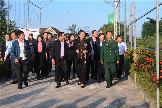 Phó chủ tịch Thường trực Quốc hội Tòng Thị Phóng tặng quà "Tết yêu thương" cho nhân dân các xã ven biển Hà Tĩnh Phó chủ tịch thường trực Quốc hội Tòng Thị Phóng cùng đoàn công tác tham quan khu dân cư kiểu mẫu thôn Hà Thanh. Ảnh: Hoàng Ngà/TTXVN