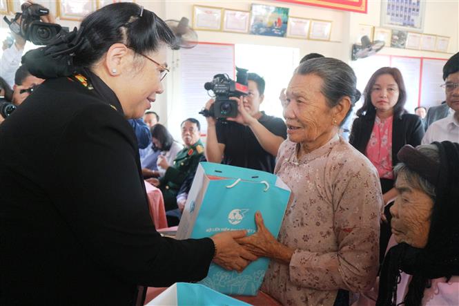 Phó chủ tịch Thường trực Quốc hội Tòng Thị Phóng tặng quà "Tết yêu thương" cho nhân dân các xã ven biển Hà Tĩnh Phó chủ tịch Thường trực Quốc hội Tòng Thị Phóng trao tặng quà cho Mẹ Việt Nam Anh hùng Trần Thị Diệu (xã Thạch Ngọc, huyện Thạch Hà) và Mẹ Việt Nam Anh hùng Nguyễn Thị Em (xã Cẩm Bình, huyện Cẩm Xuyên). Ảnh: Hoàng Ngà/TTXVN