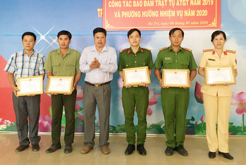 Khen thưởng các cá nhân, tập thể thực hiện xuất sắc công tác đảm bảo ATGT năm 2019.