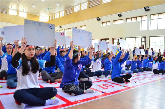 Các sinh viên tham gia phần thi Rung chuông tại hội thi “Học sinh, sinh viên với chính sách Bảo hiểm y tế”. Ảnh: Thu Hoài/TTXVN