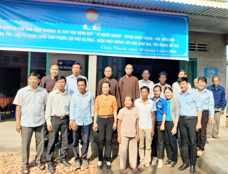 Trao 3 căn nhà cho các hộ gia đình có nhà bị cháy Lễ khánh thành 3 nhà tình thương cho các hộ gia đình có nhà bị cháy.