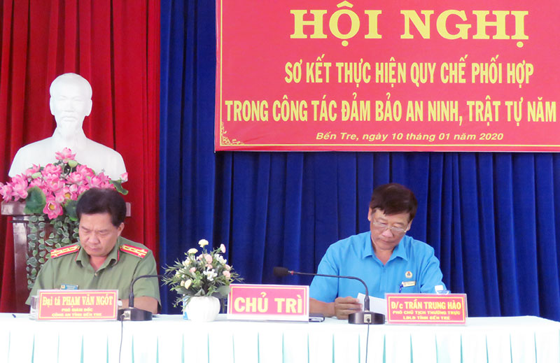 Chủ trì hội nghị.