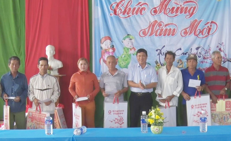 Bí thư Huyện ủy Võ Văn Phê thăm hỏi sức khỏe, chúc xuân và tặng quà tết cho bà con lập nghiệp ở vùng kinh tế mới tỉnh Dak Lak.