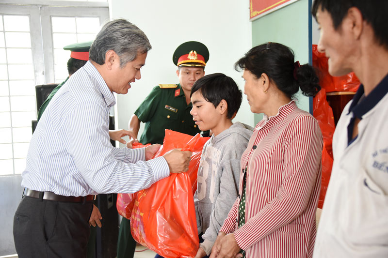 Phó chủ tịch Thường trực UBND tỉnh Nguyễn Văn Đức trao quà cho gia đình chính sách, hộ nghèo xã Định Thủy.