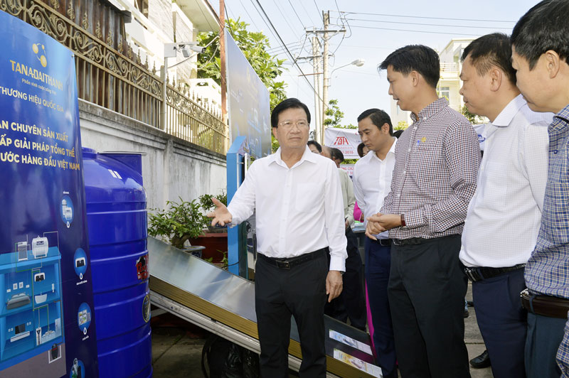 Phó thủ tướng Chính phủ Trịnh Đình Dũng trao đổi với các đại biểu về mô hình trữ nước ngọt ứng phó với hạn, mặn ở Bến Tre.