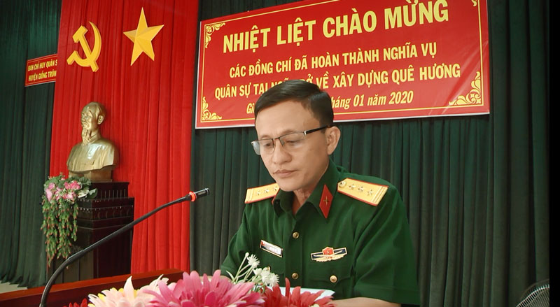 Thượng tá Lưu Văn Vũ - Chỉ huy trưởng Ban Chỉ huy Quân sự huyện phát biểu tại buổi lễ.