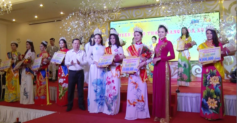 Ông Bùi Minh Tuấn - Chủ tịch UBND Thành phố trao giải nhất cho thí sinh.