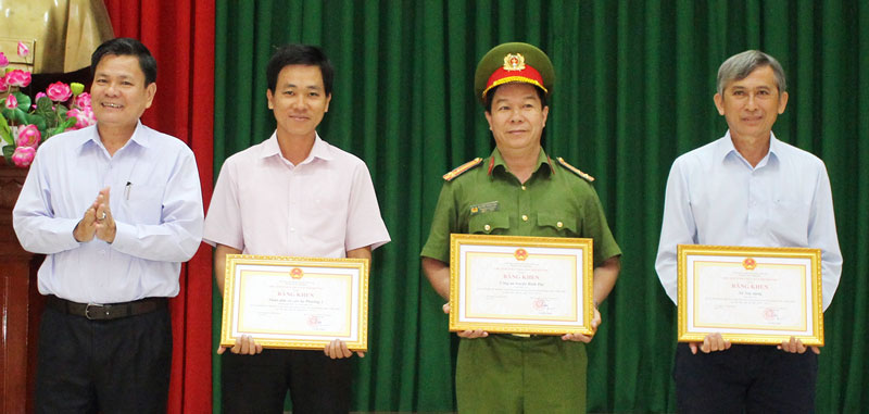 Tăng cường phối hợp thực hiện các biện pháp phòng cháy, chữa cháy Phó chủ tịch UBND tỉnh Nguyễn Hữu Lập trao bằng khen cho các tập thể có nhiều thành tích trong hoạt động PCCC&CNCH 2 năm liền (2018-2019).