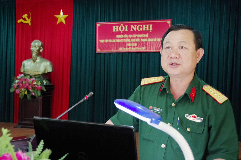 Đại tá Lê Văn Hùng - Chính ủy Bộ Chỉ huy Quân sự tỉnh triển khai chuyên đề 2020.