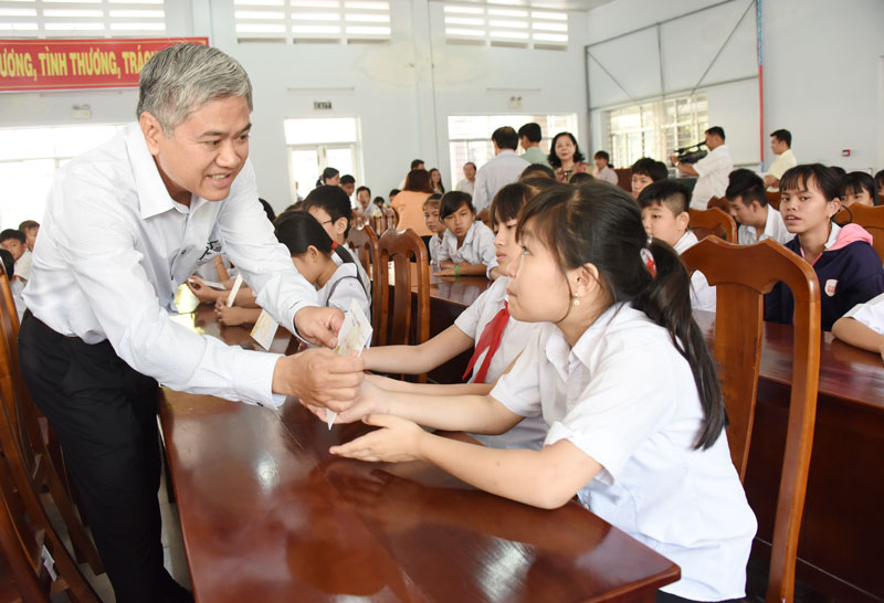 Phó chủ tịch Thường trực UBND tỉnh Nguyễn Văn Đức tặng quà cho trẻ em Trường Nuôi dạy trẻ em khuyết tật tỉnh.