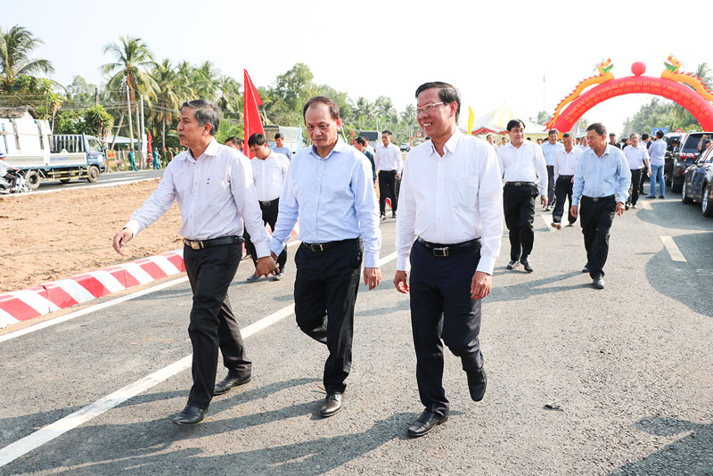 Thứ trưởng Bộ GTVT Nguyễn Nhật (ở giữa) cùng lãnh đạo tỉnh đi trên 4 đoạn tuyến Quốc lộ 60 vừa hoàn thành.
